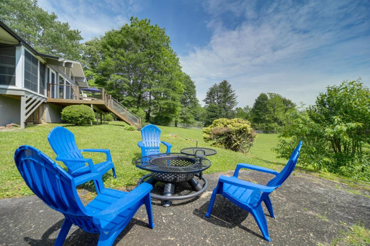 Centrally Located Brevard Home With Deck And Fire Pit! Buitenkant foto